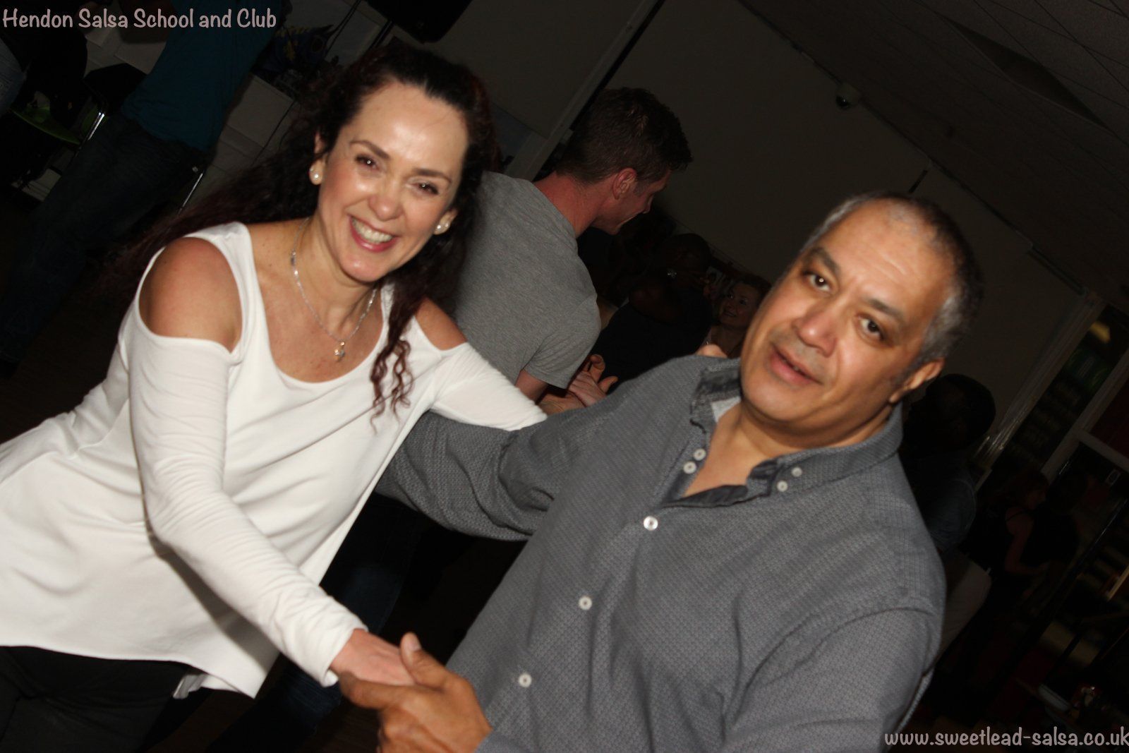 Photo couple dancing salsa in North London
