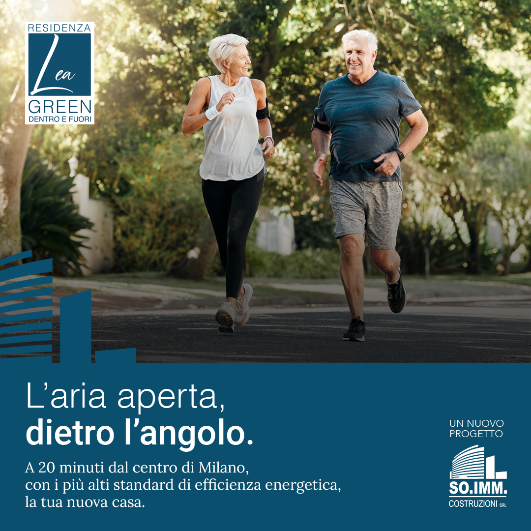 un uomo e una donna corrono lungo una strada over 60 in un'area verde