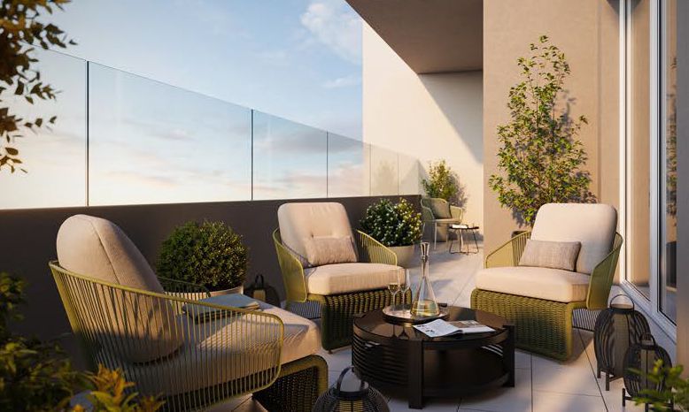 un uomo e una donna corrono lungo una strada over 60 in un'area verde