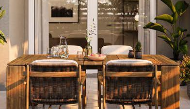 una donna tiene in braccio due bambini e dice