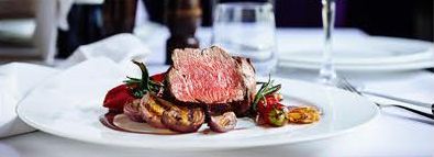 una donna tiene in braccio due bambini e dice