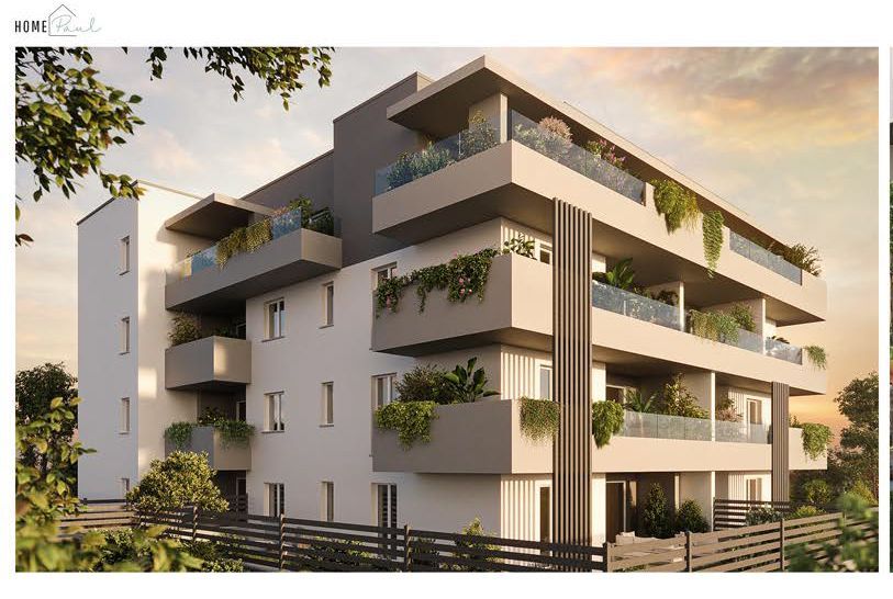 una donna tiene in braccio due bambini e dice