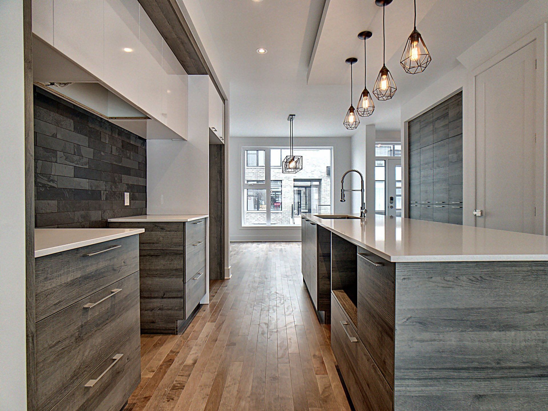 Une cuisine avec armoires en bois et comptoirs blancs