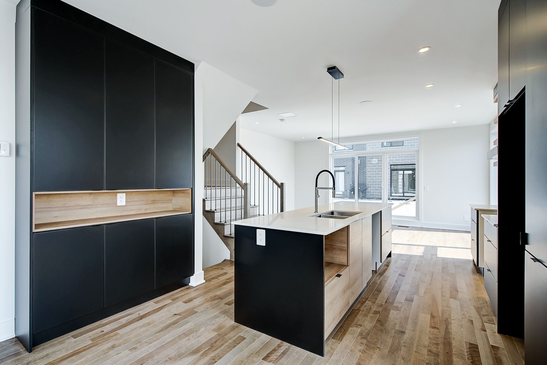 Il y a un grand îlot au milieu de la cuisine.