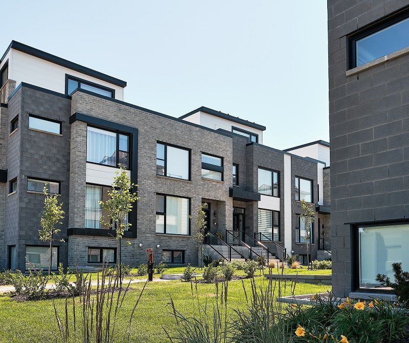 Un grand bâtiment en brique avec beaucoup de fenêtres