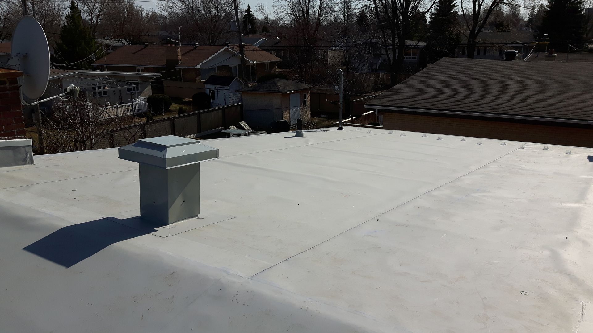 Un toit blanc avec une cheminée au-dessus