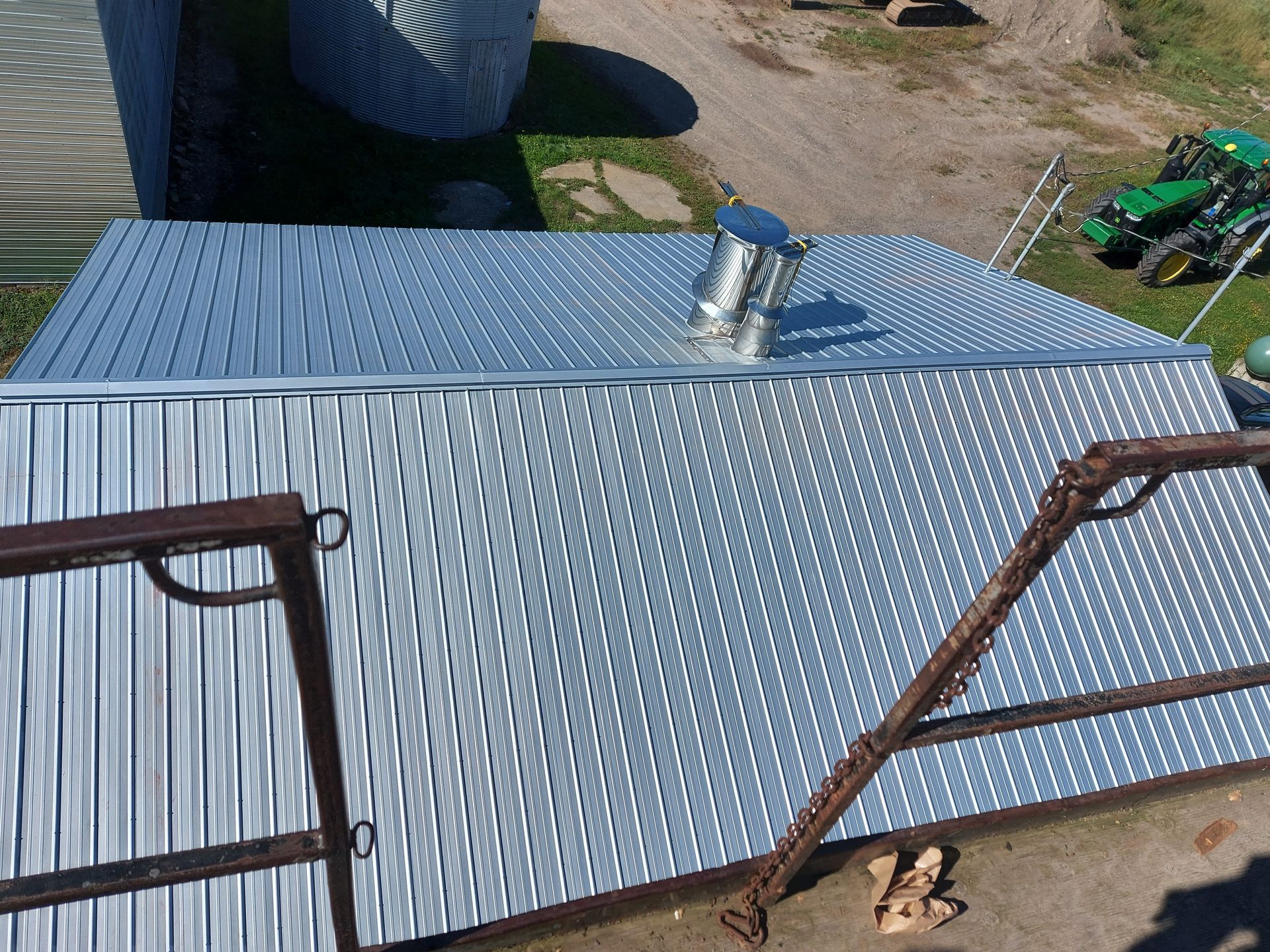 Une vue aérienne d'une structure métallique avec une échelle au-dessus