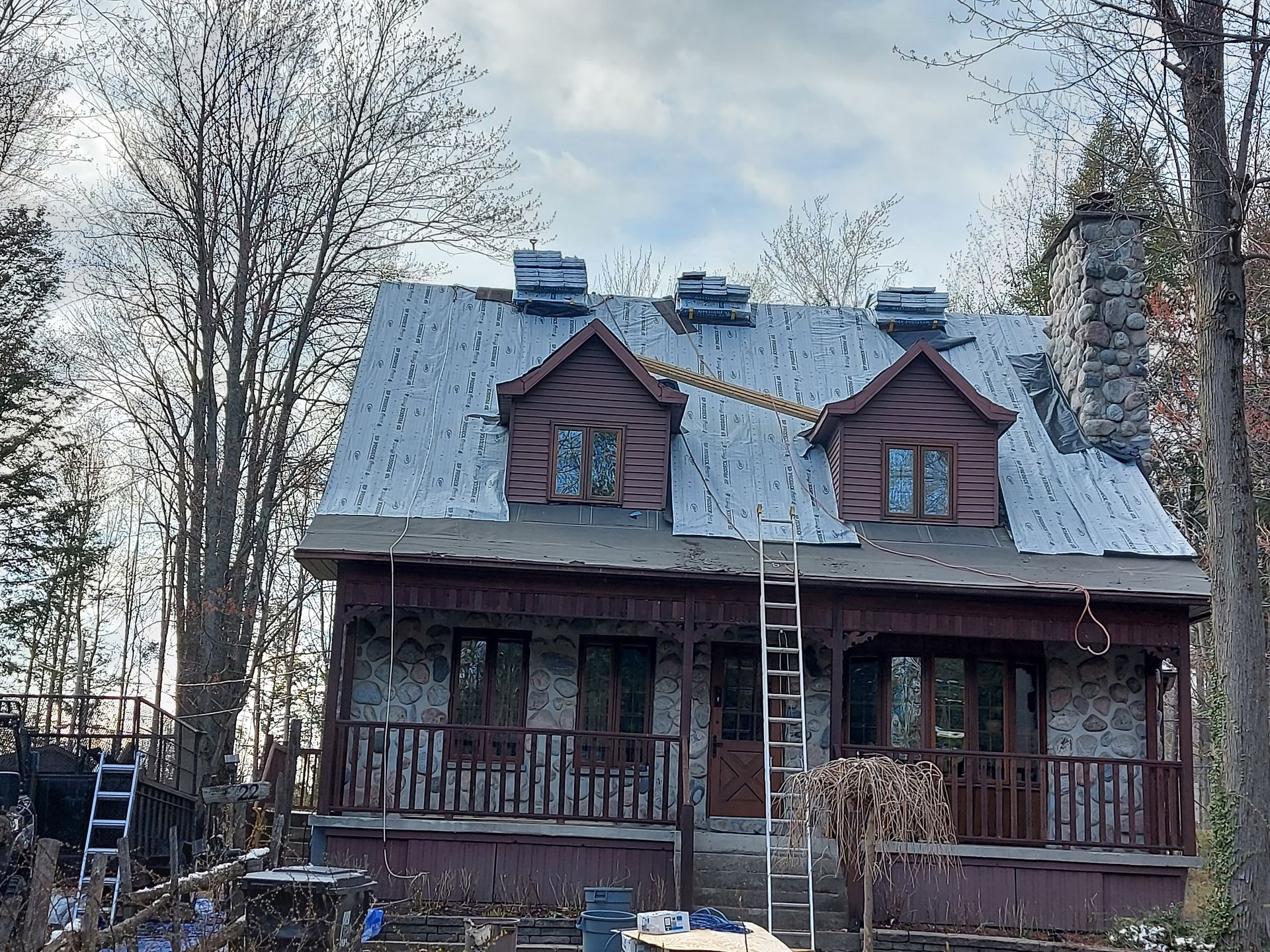 Une maison avec un toit en cours de réparation.