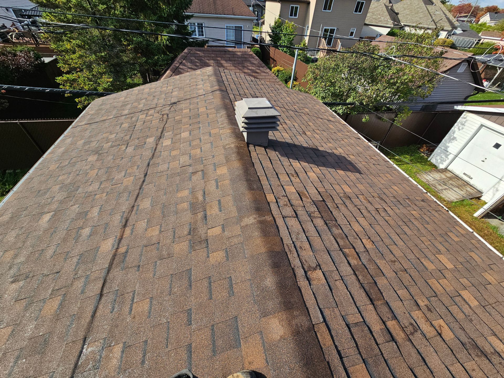 Le toit d'une maison avec une cheminée dessus.