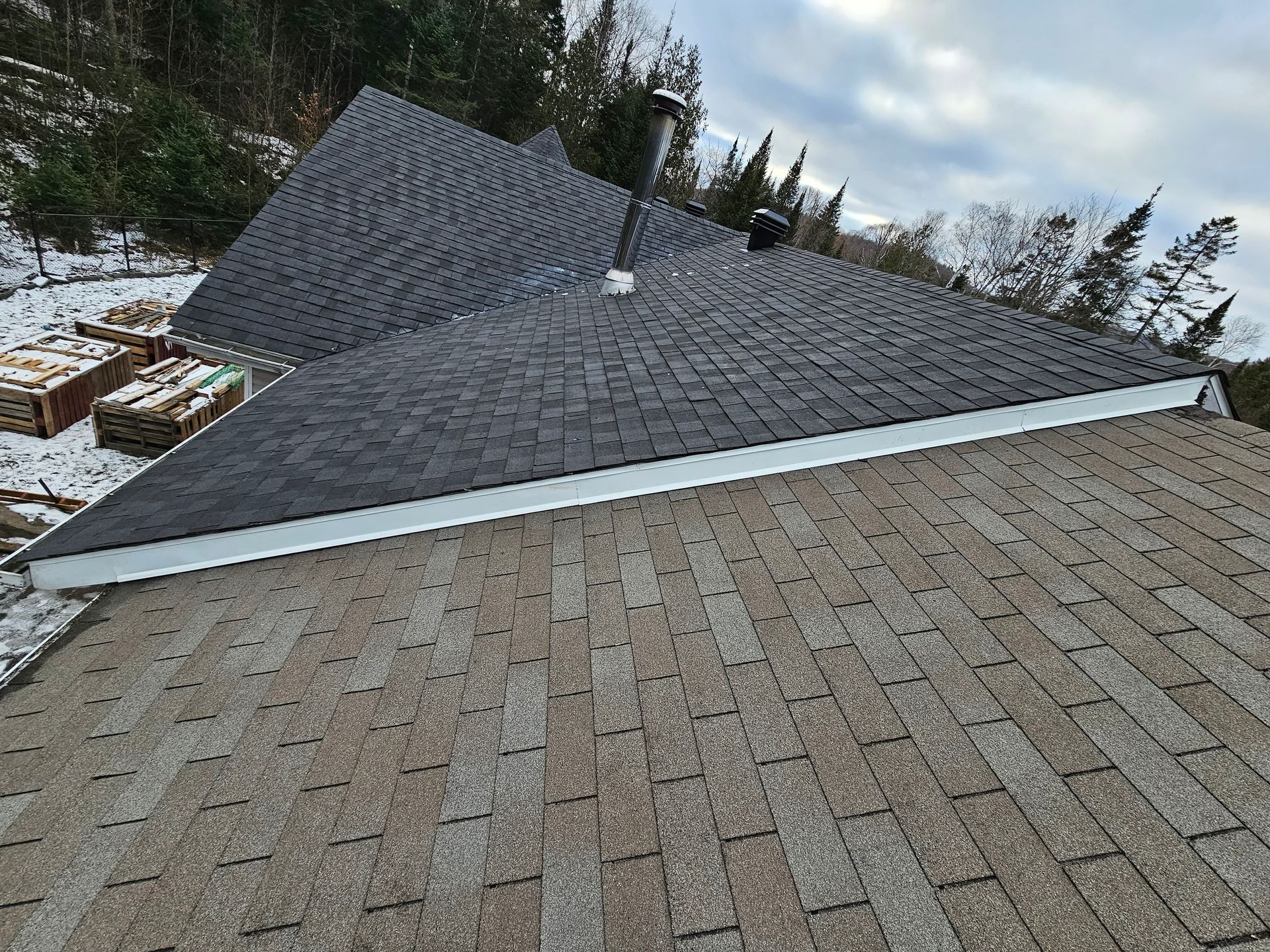 Un gros plan d'un toit avec une cheminée dessus.