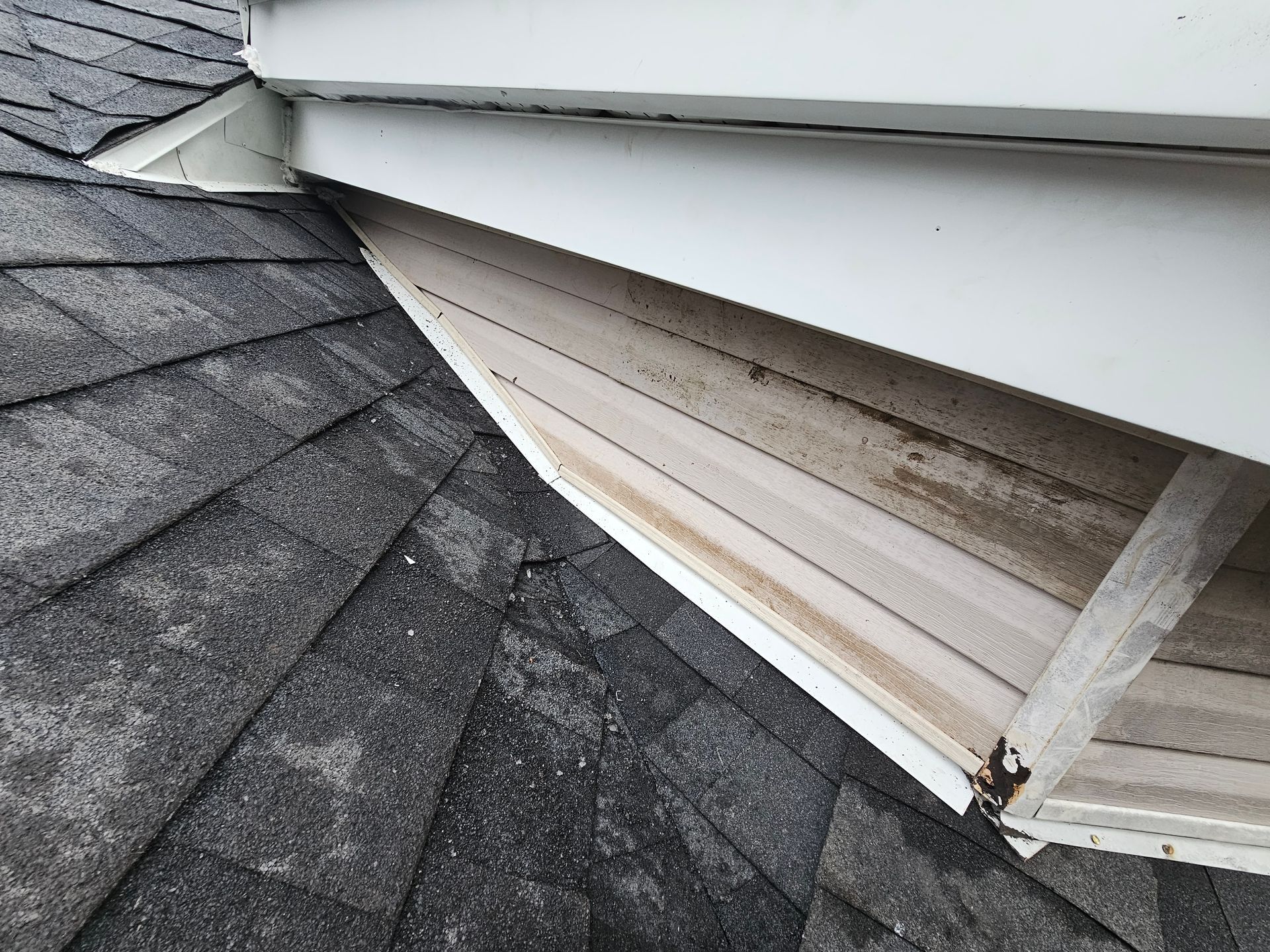 Un gros plan d'un toit avec une garniture blanche.