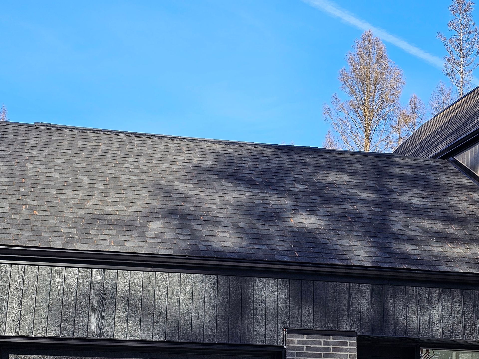 Le toit d'une maison avec un ciel bleu en arrière-plan