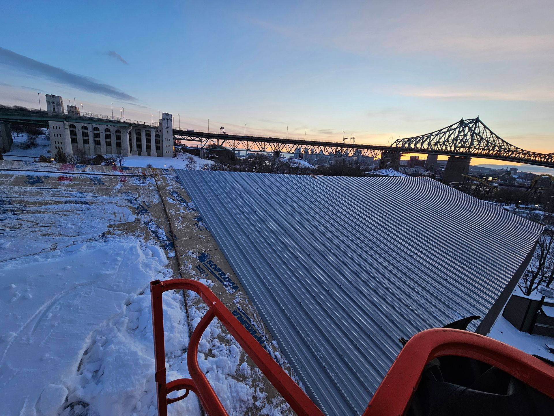 Une vue d'un pont depuis un chantier de construction sous la neige.