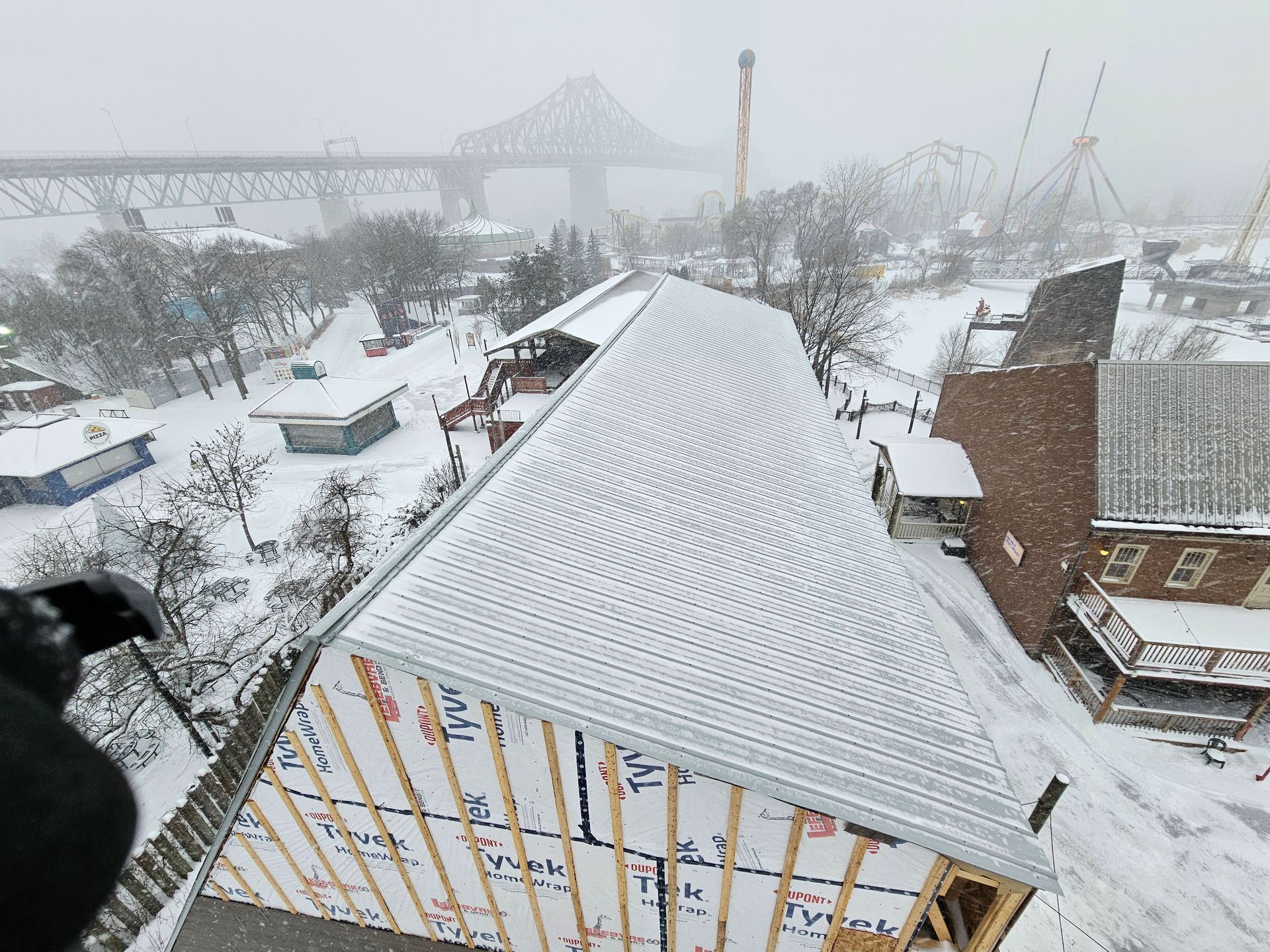 Une vue aérienne d'un bâtiment en construction recouvert de neige.