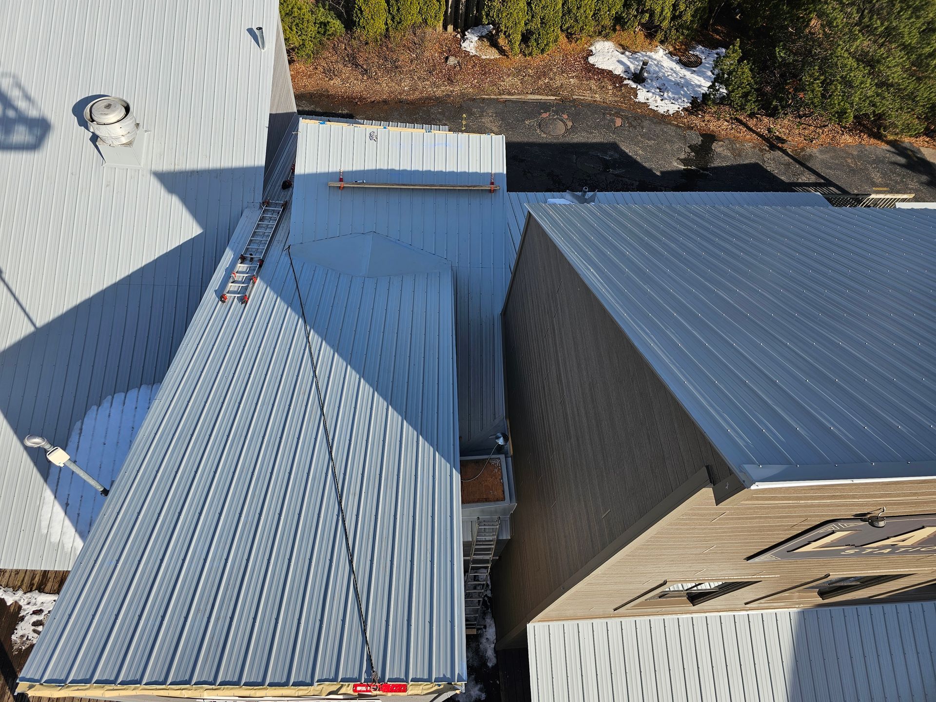Une vue aérienne d'un bâtiment avec un toit en métal