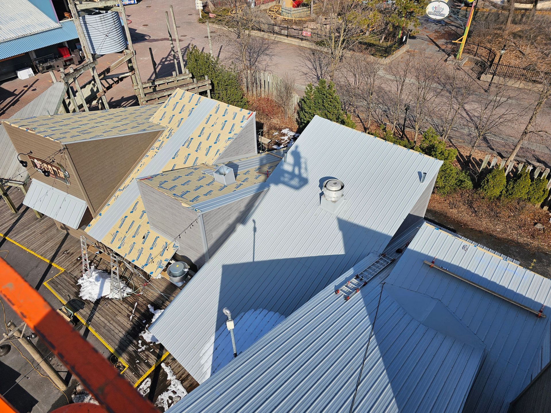 Une vue aérienne d'un bâtiment avec un toit blanc