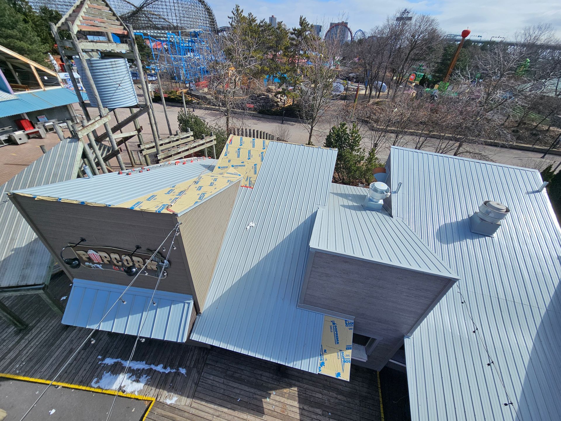 Une vue aérienne d'un bâtiment avec des montagnes russes en arrière-plan