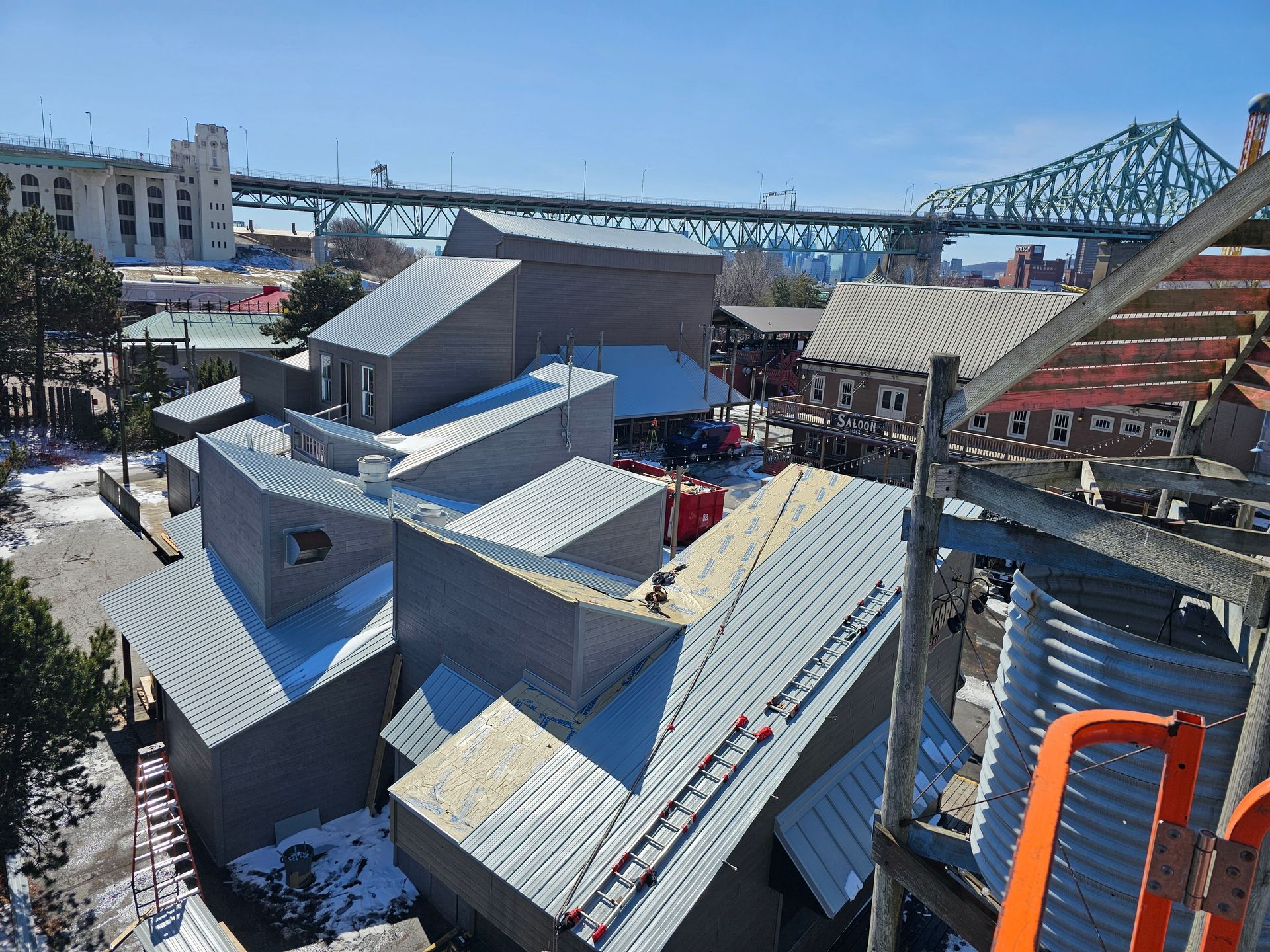 Une vue aérienne d'un bâtiment en construction avec un pont en arrière-plan.