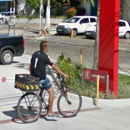 Un hombre andando en bicicleta con el número 1 en la espalda