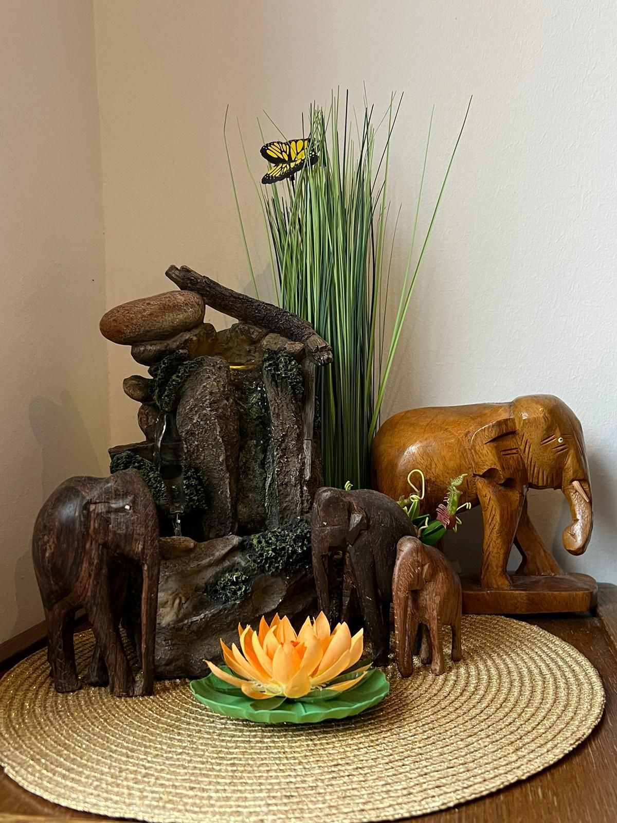 Beispiel aus der Innendekoration der Massage-Praxis mit Elefanten aus Holz, Seegraß und