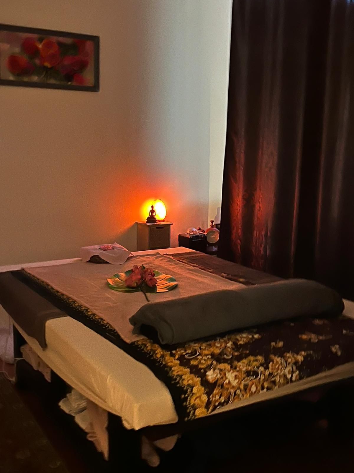 Massageliege mit warmem Licht