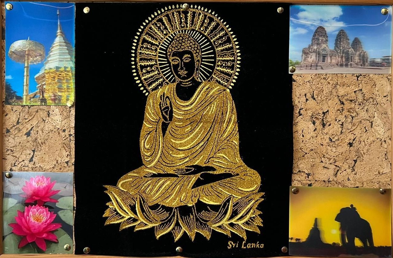 Beispiel aus der Innendekoration der Massage-Praxis: Ein Wandbild einer goldenen Statue