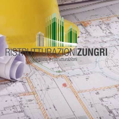 Progetto di costruzione con un casco giallo, progetti arrotolati e un logo per Ristrutturazioni Zungri.