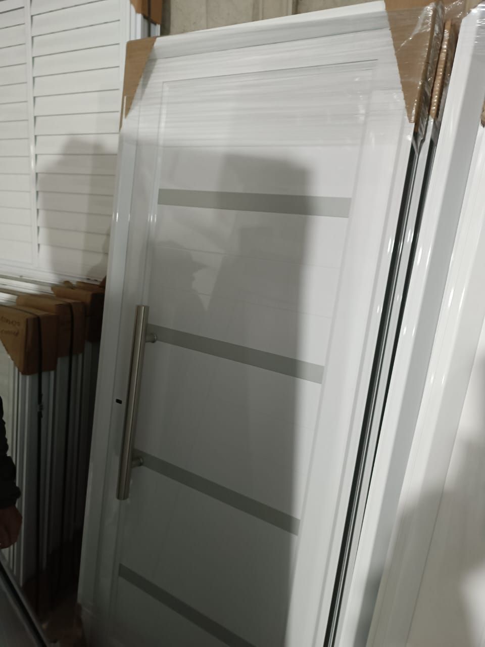 Una pila de puertas blancas colocadas una encima de otra en una habitación.