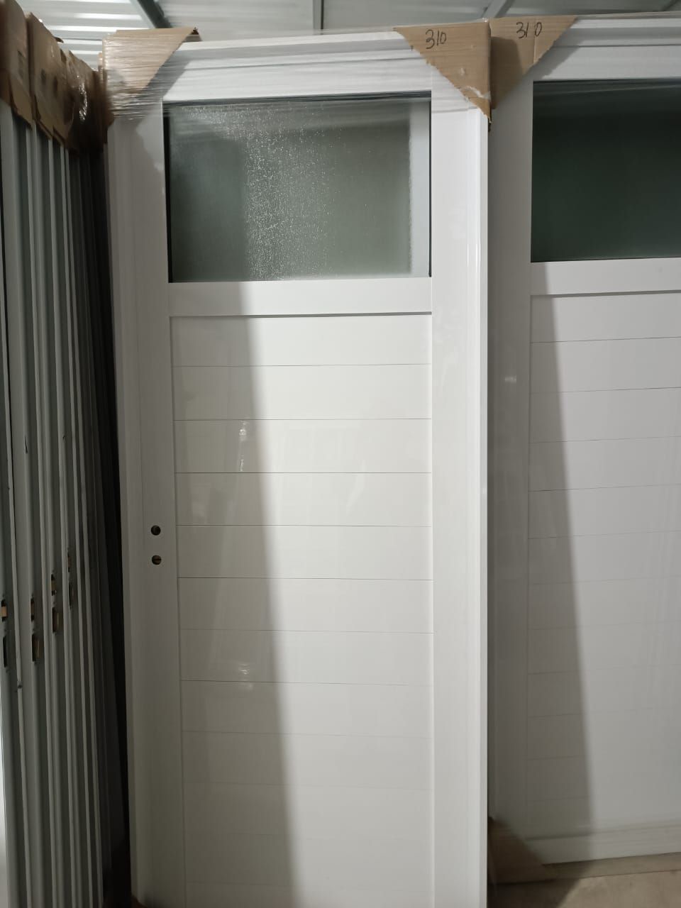 Hay dos puertas blancas una al lado de la otra en una habitación.