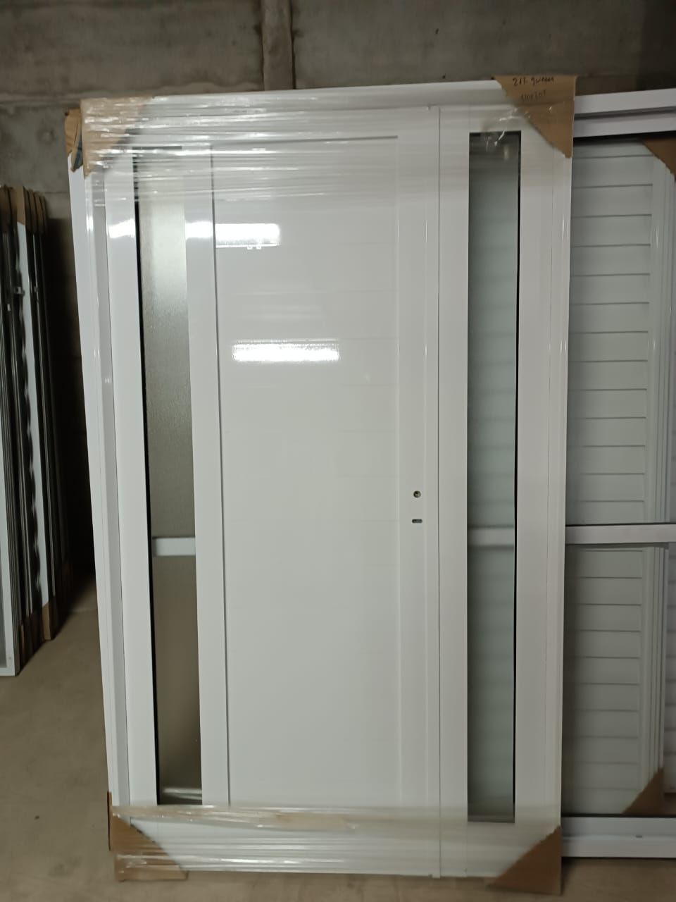 Una puerta blanca está dentro de una caja en una habitación.