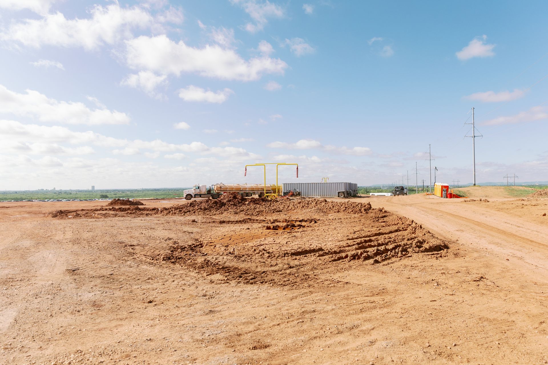 SiteLine Services frack tanks and J-stands for water storage in Central Texas