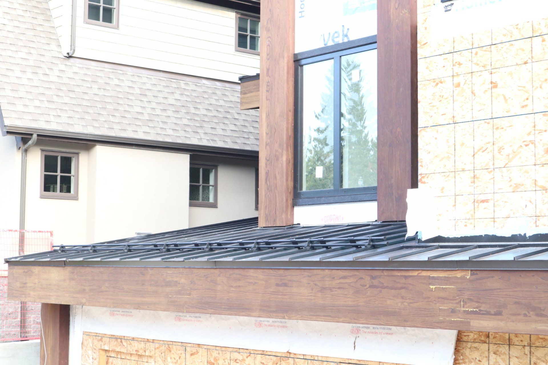 a house with a roof that says vek on it