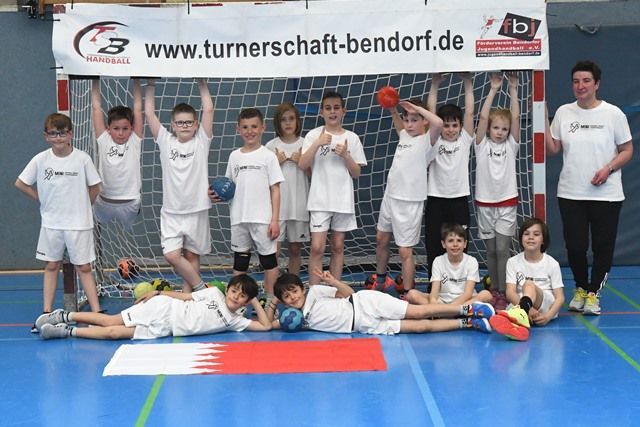 Eine Gruppe Kinder posiert für ein Foto vor einem Banner mit der Aufschrift „turnerschaft-bendorf.de“