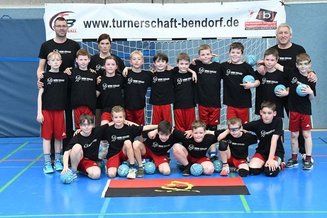 Eine Gruppe junger Jungen posiert für ein Foto vor einem Banner mit der Aufschrift „turnerschaft-bendorf.de“