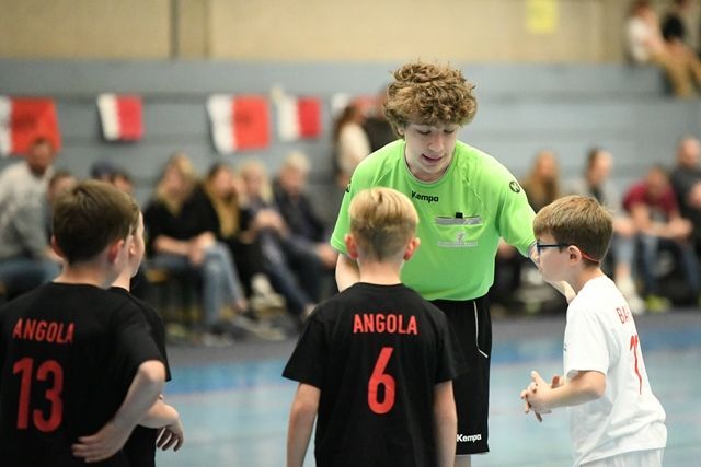 Eine Gruppe junger Jungen spielt Handball.