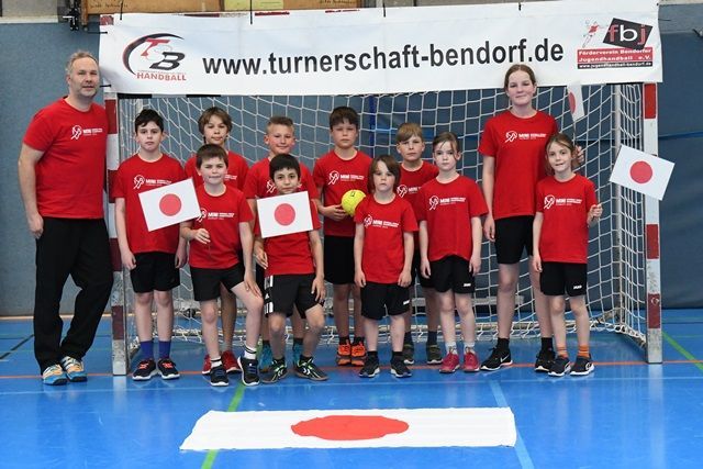 Eine Gruppe von Kindern posiert für ein Foto vor einem Banner mit der Aufschrift „turnerschaft-bendorf.de“