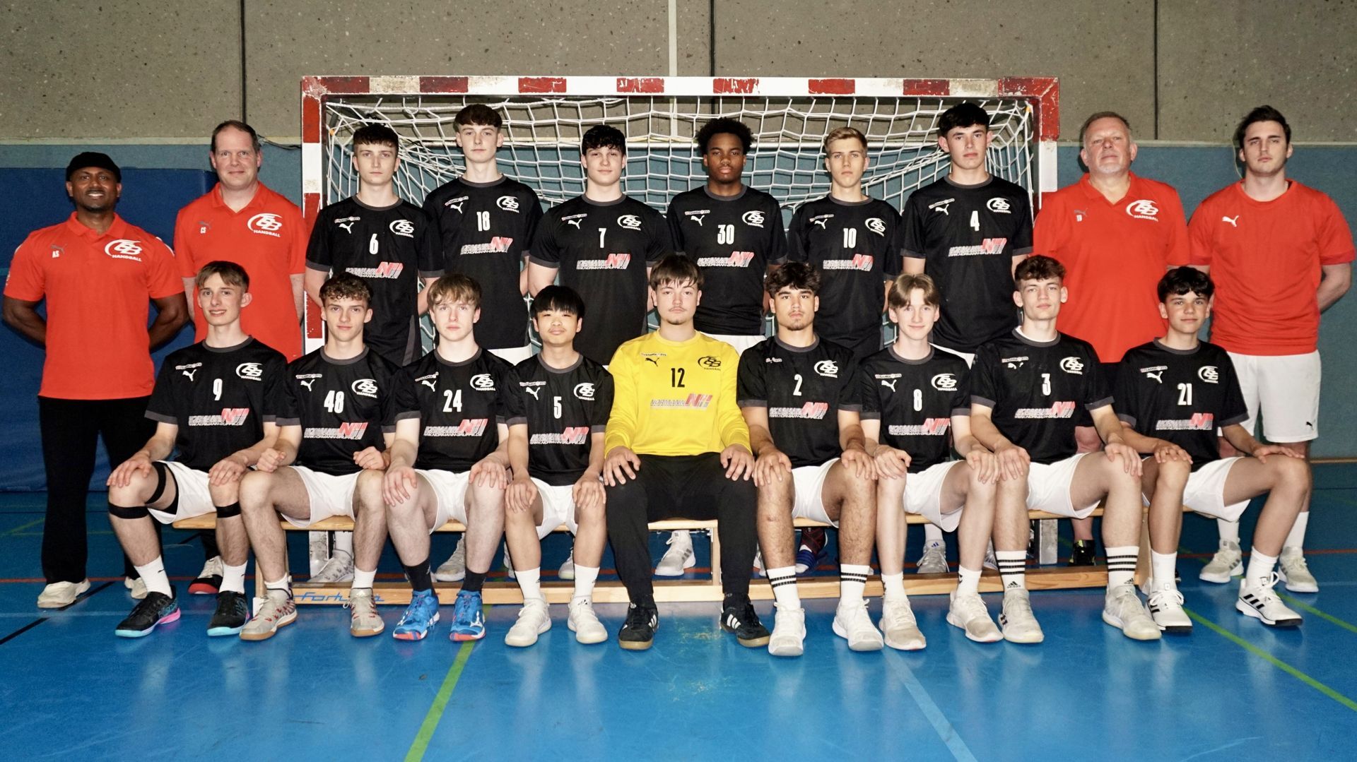 Eine Gruppe junger Männer posiert für ein Mannschaftsfoto.