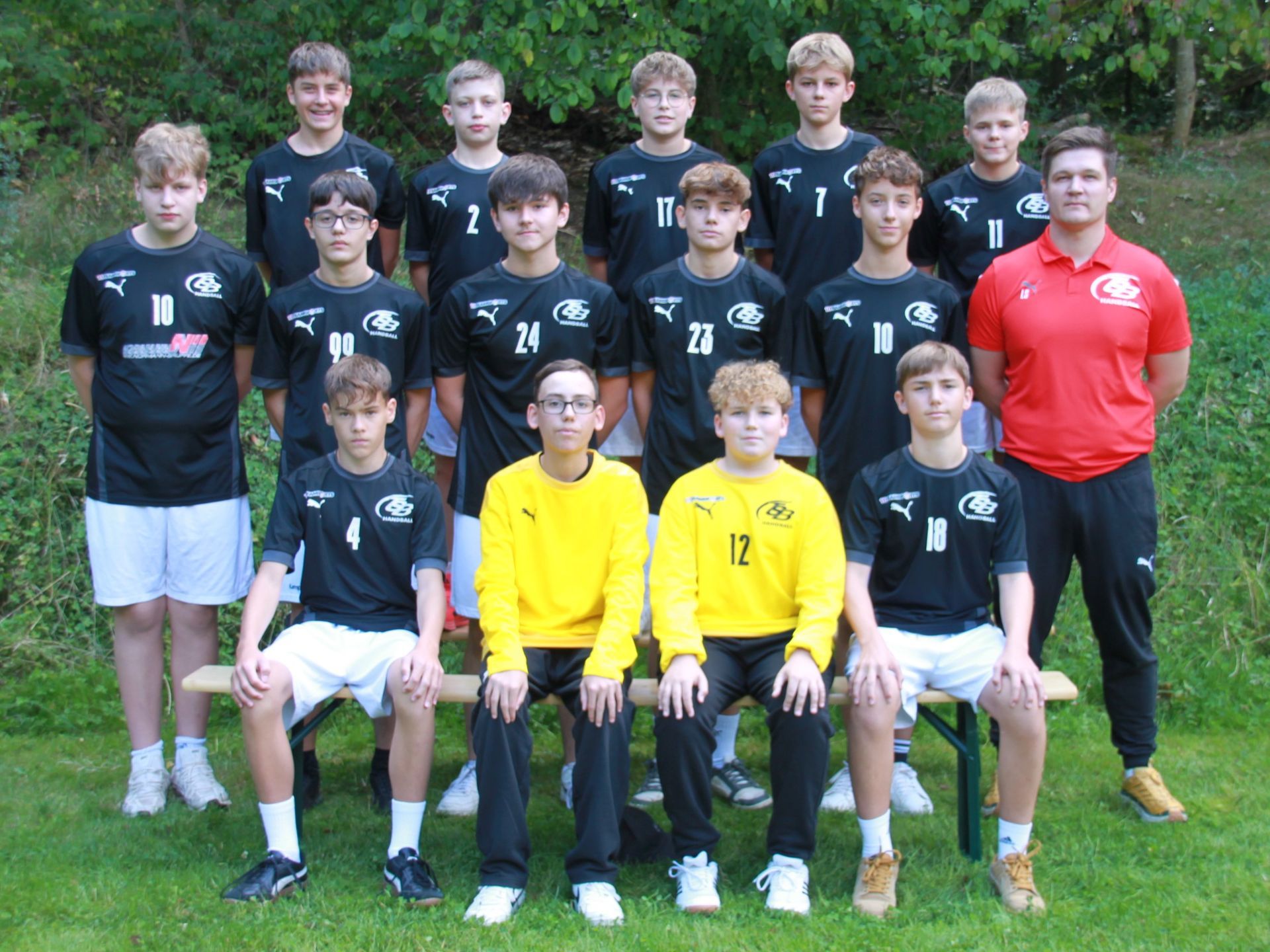 Eine Gruppe junger Männer posiert für ein Mannschaftsfoto.