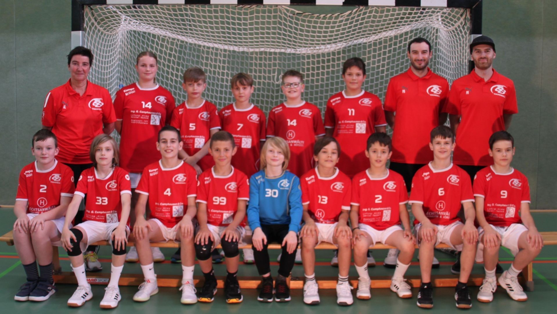 Eine Gruppe junger Jungen posiert für ein Mannschaftsfoto.