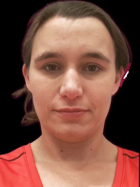 Ein Mann mit Brille und schwarzem Hemd lächelt in die Kamera.