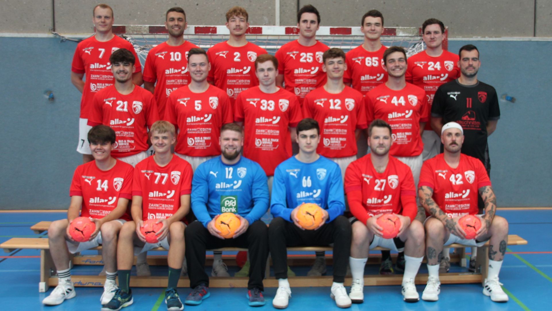 Eine Gruppe von Leuten spielt in einer Turnhalle Fußball.