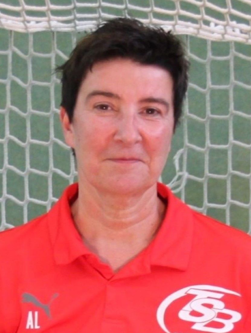 Eine Frau, die ein rotes Shirt mit der Aufschrift „Handball“ trägt