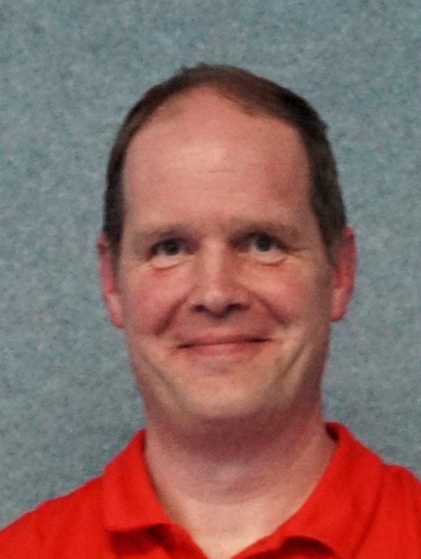 Ein Mann trägt ein rotes Hemd mit der Aufschrift „Handball“