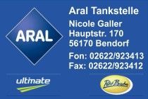 Ein blaues Schild mit dem Wort Aral darauf.