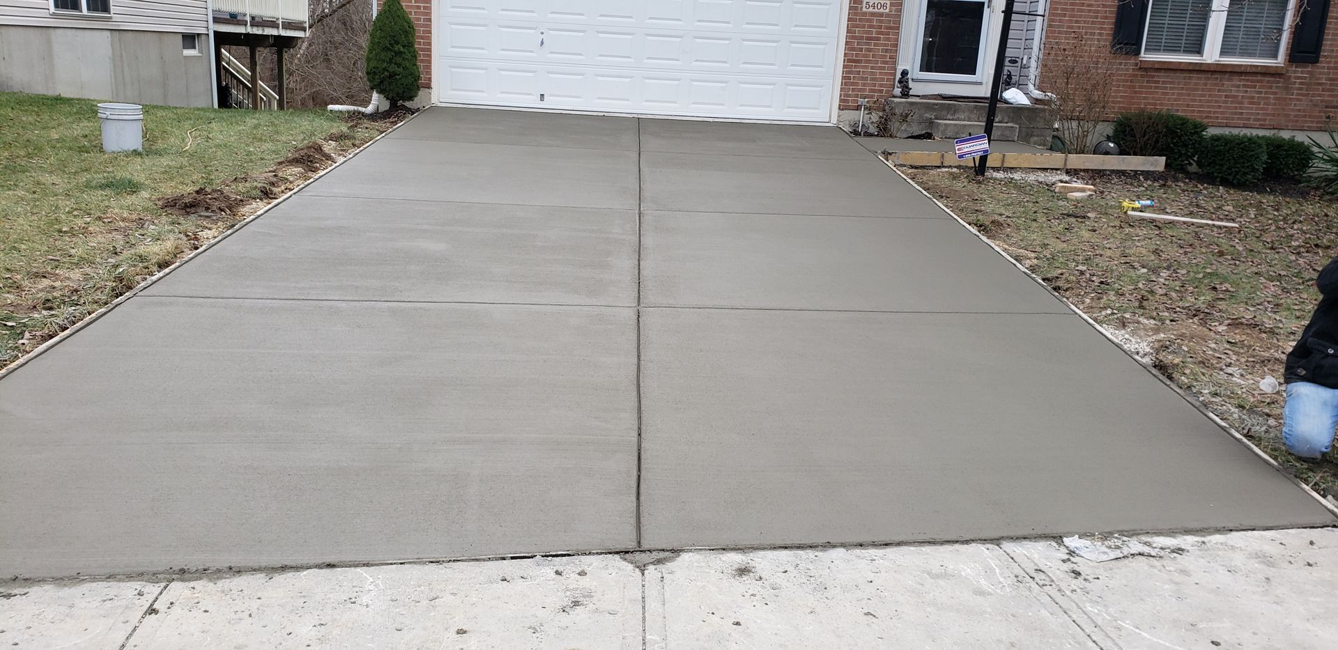 An empty concrete floor in front of a building with a concrete wall.