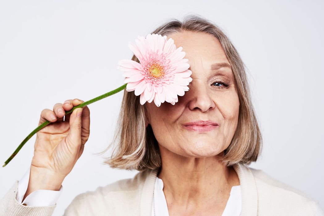 signora con fiore in mano