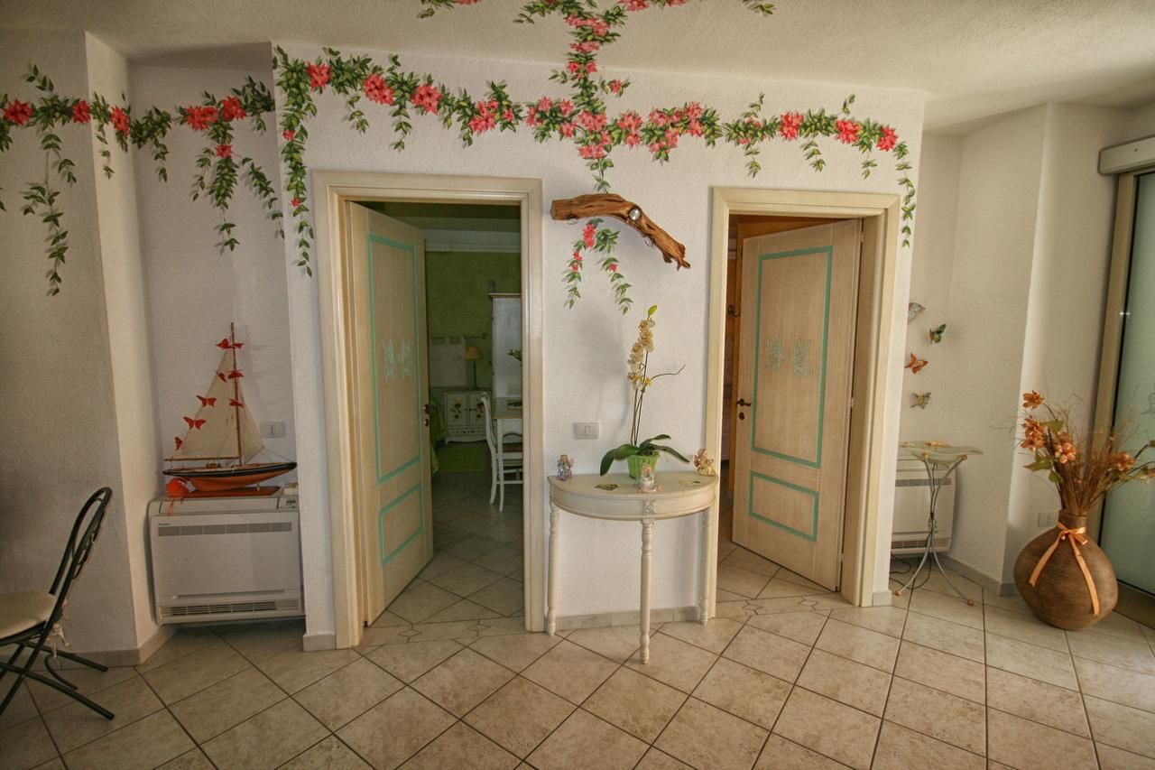 Una stanza con un tavolo e sedie e fiori alle pareti