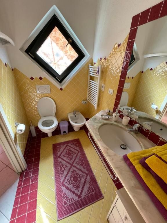 Un bagno con un water, un bidet e un lavandino