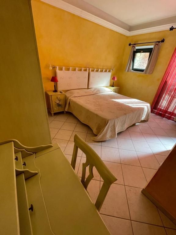 Una camera da letto con una parete gialla e un letto