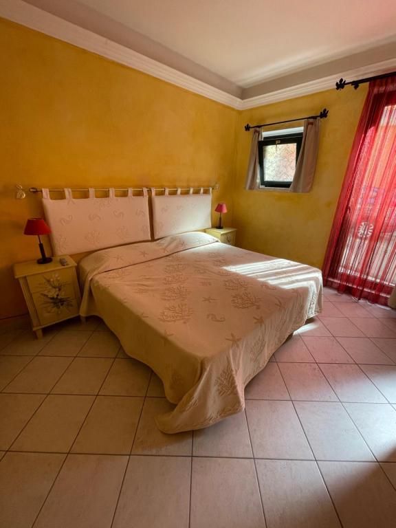 Una camera da letto con un letto grande e una finestra